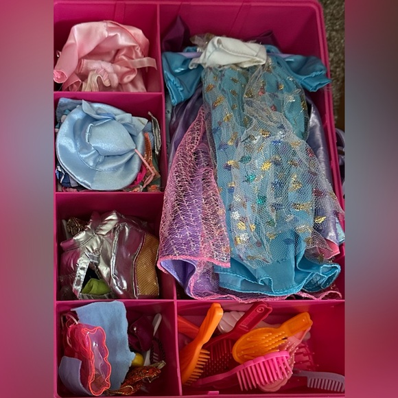 BARBIE DOLL TRUNK W/8 DOLLS & CLOTHING, SHOES & ACCESSORIES, GOOD CONDITIONS! - Picture 4 of 10